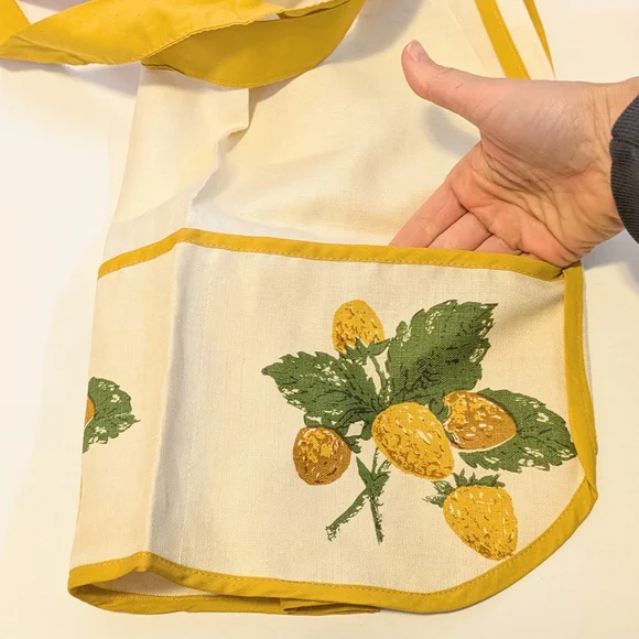 Vintage Apron with Yellow Floral Trim and Leaf Design - Picture 4 of 8
